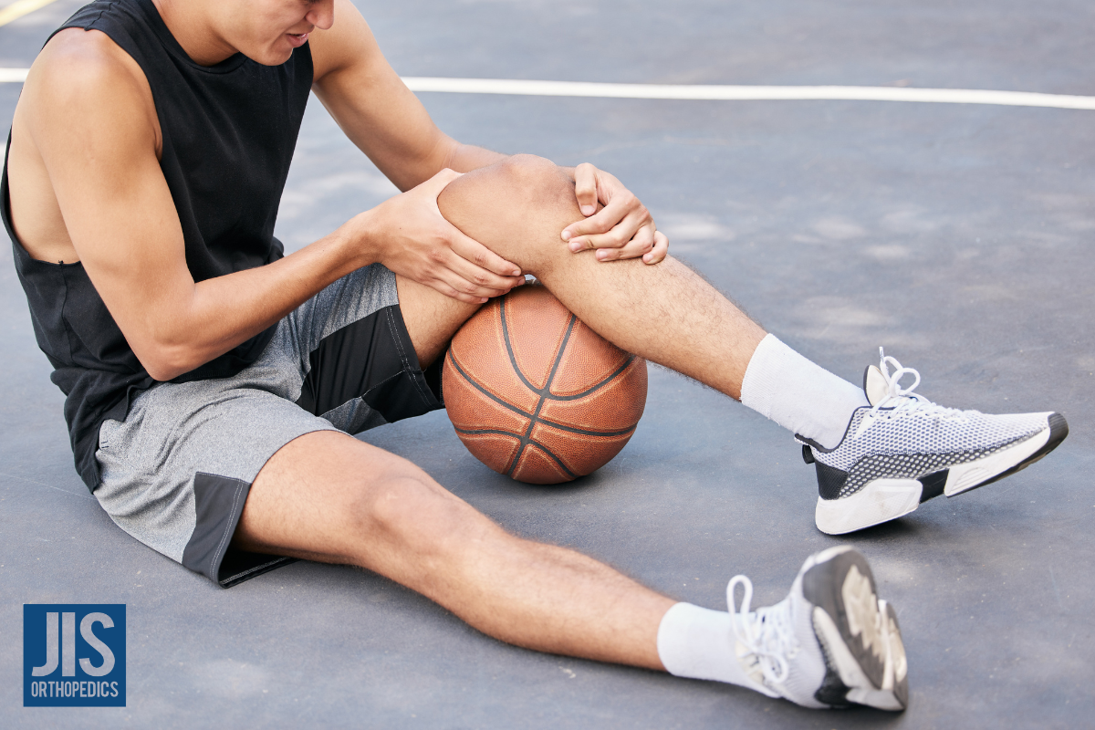 A man experiencing Jumper’s Knee while playing basketball in Ohio.